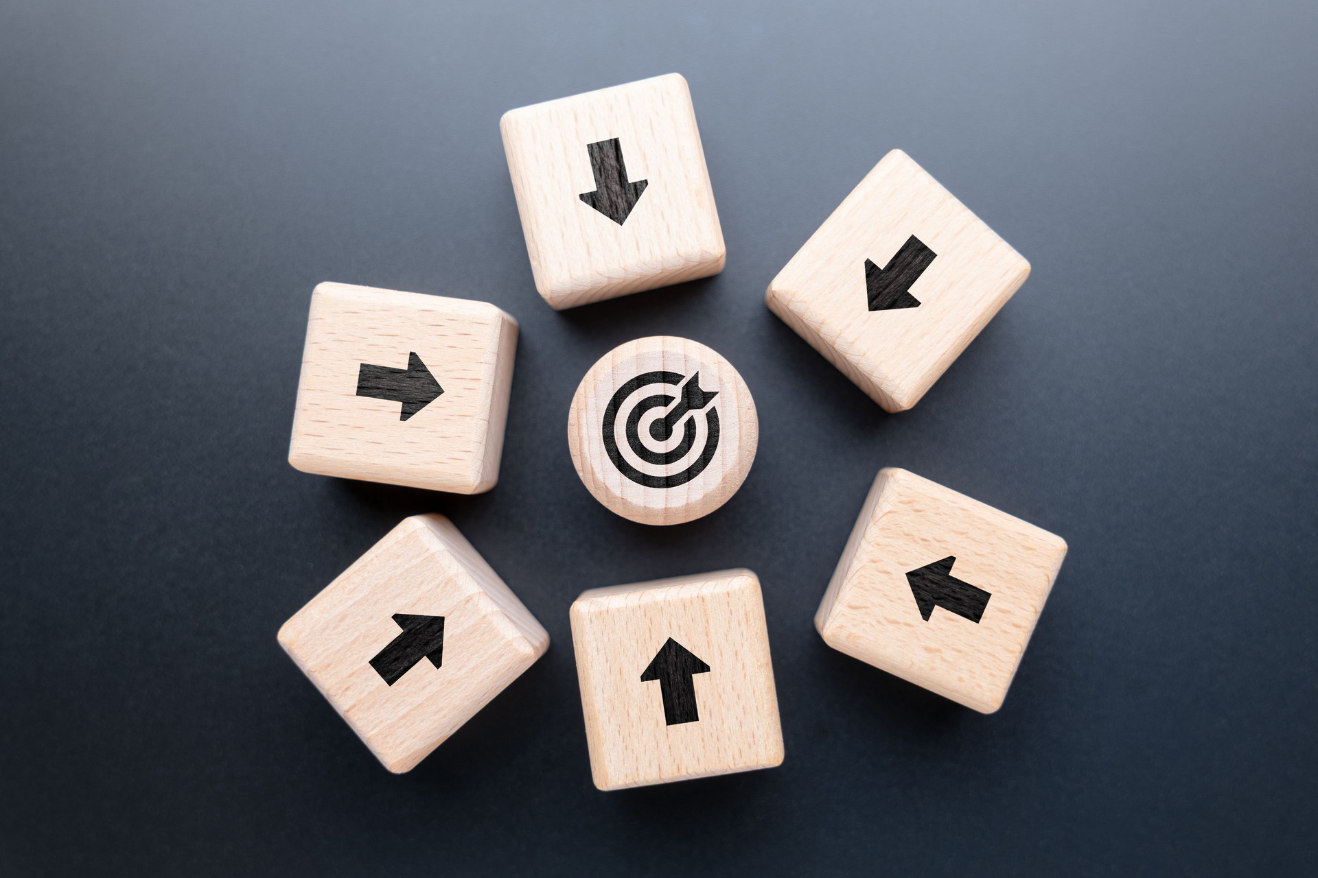 Every arrow wood block points at the same target at the center